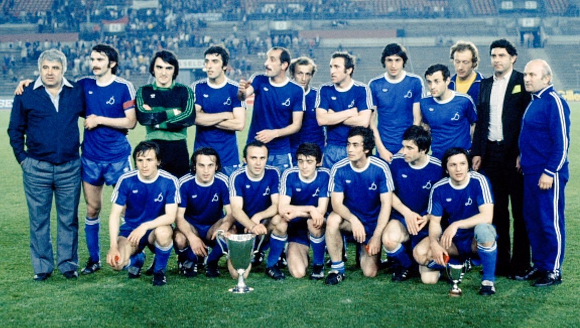ინგლისელმა მწერალმა საკუთარი წიგნის გარეკანი თბილისის დინამოს ფოტოთი დაამშვენა