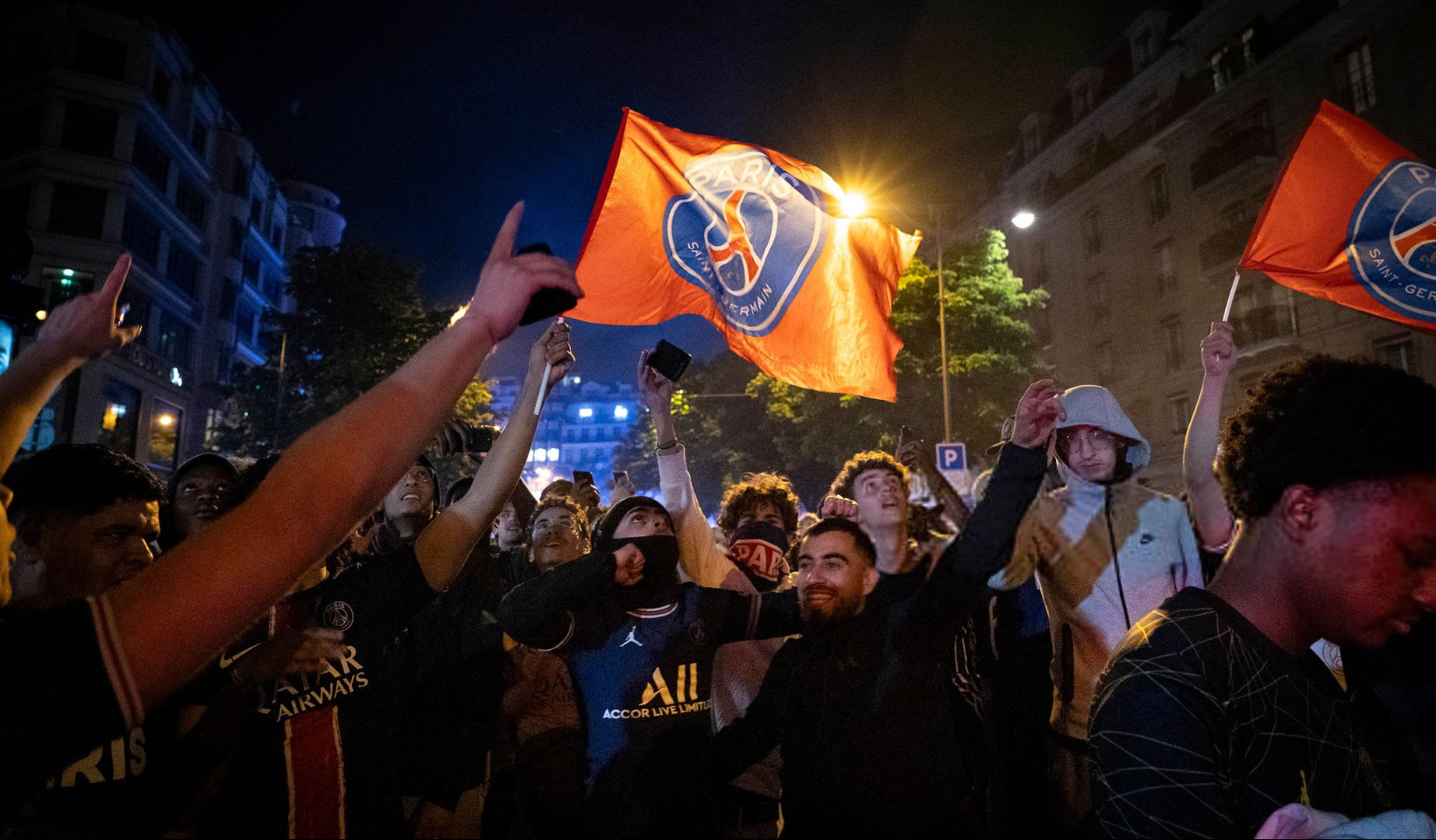 VIDEO: საზეიმო მსვლელობის დროს, პსჟ-ს გულშემატკივრებში მანქანა შევარდა