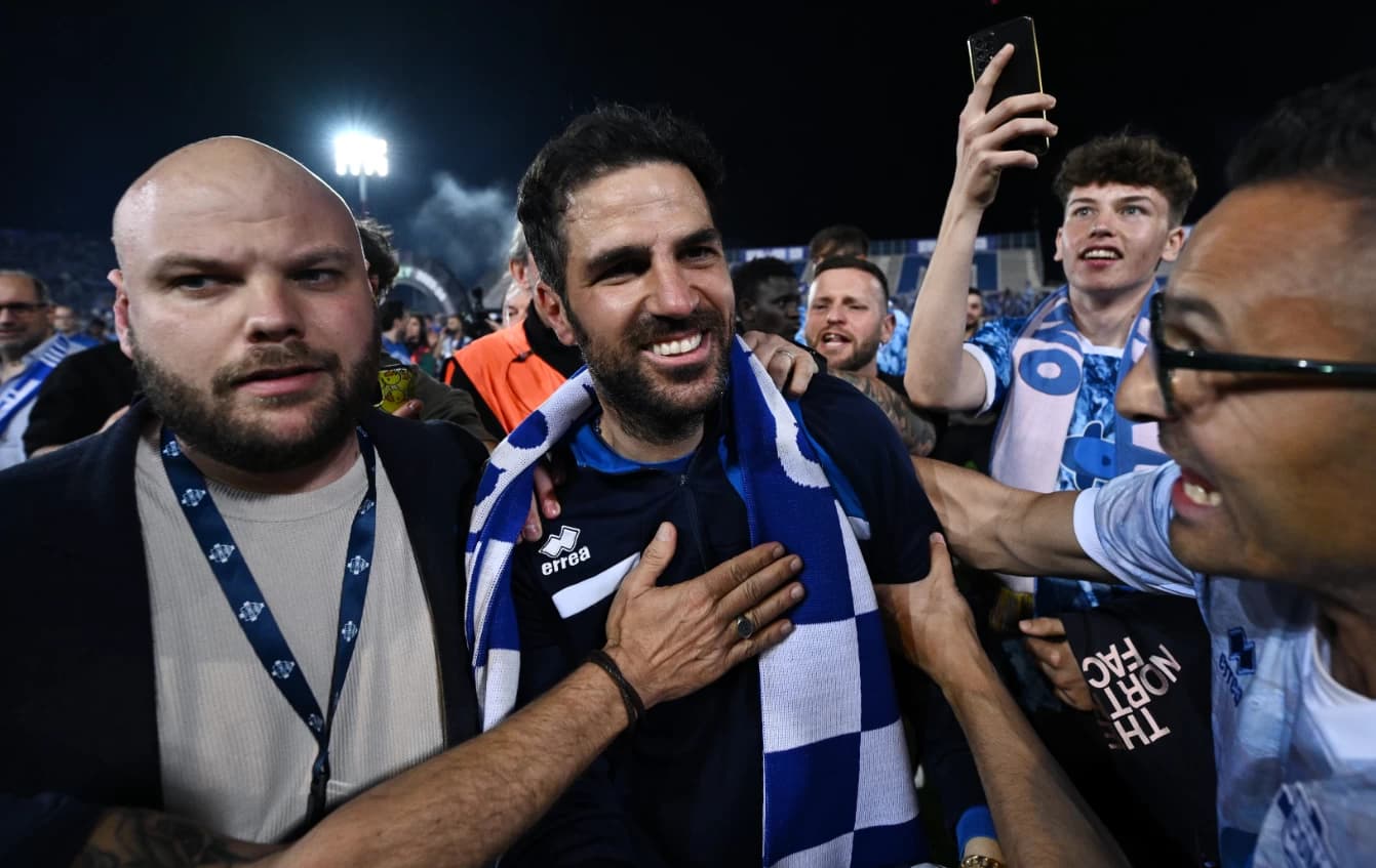 ტბისპირა კლუბი, რომლის უკან ანრი და ფაბრეგასი დგანან - კომო სერია ა-ში დაბრუნდა