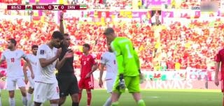 VIDEO: პირველი წითელი ბარათი მუნდიალზე - უელსის ნაკრები კაცნაკლული რჩება