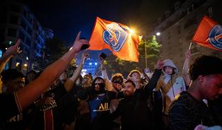 VIDEO: საზეიმო მსვლელობის დროს, პსჟ-ს გულშემატკივრებში მანქანა შევარდა