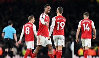 სრული სვლით წინ — არსენალმა საკუთარ მოედანზე ასტონ ვილა დაამარცხა