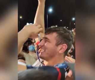 VIDEO: თბილი დახვედრა და ხელში ატაცებული ბექაური - ასე დახვდნენ ძიუდოს ნაკრებს გულშემატკივრები აეროპორტში