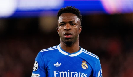 "რასისტები ლაჩრები არიან და მაისურების პირზე აფარება სჭირდებათ" — ვინისიუსი