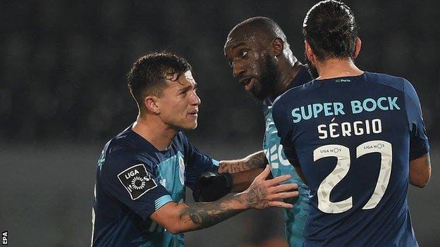 რასისტული სკანდალი პორტუგალიაში! მარეგამ მოედანი ნაადრევად დატოვა [VIDEO]