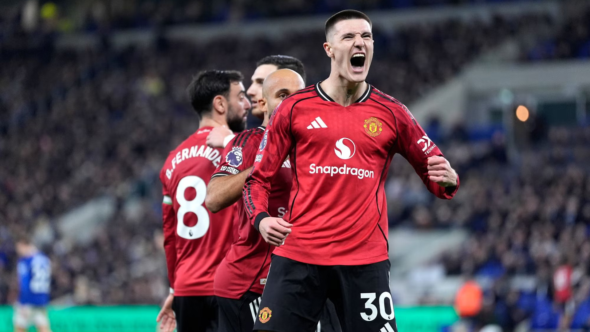 მძიმე ბრძოლაში მოპოვებული გამარჯვება — მან იუნაიტედი ოთხეულში დაბრუნდა